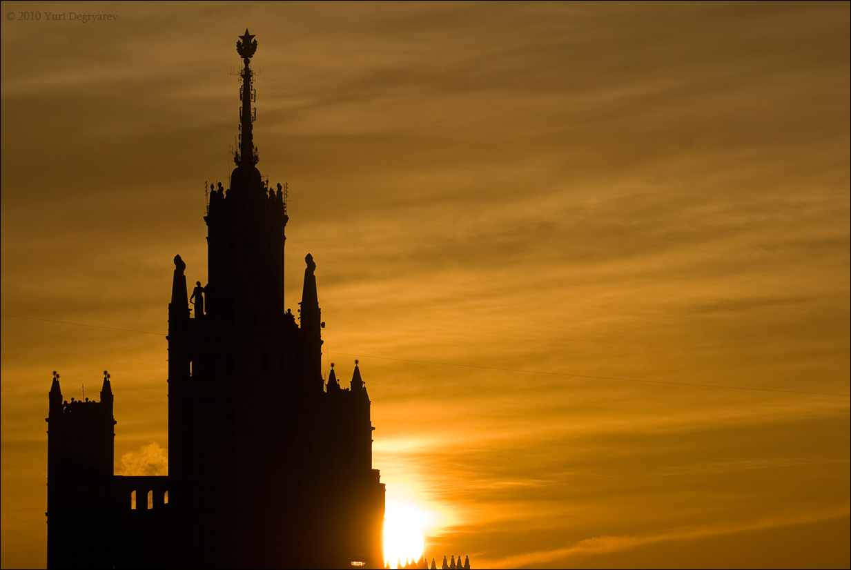 © Юрий Дегтярёв ( Yuri Degtyarev ) - - Москва. Высотка на Котельнической набережной. -