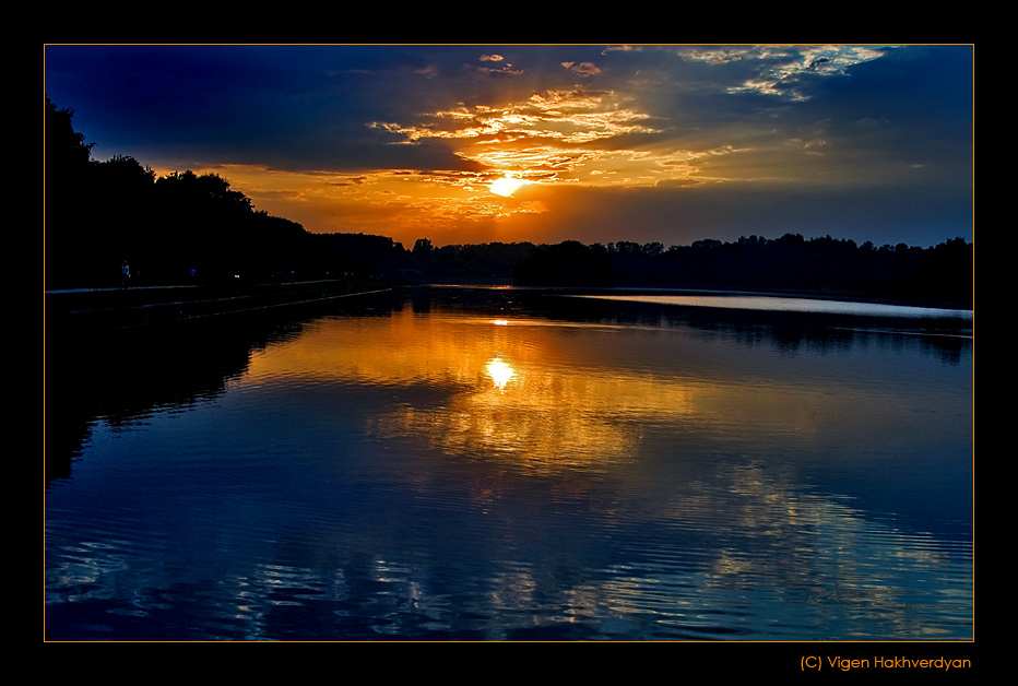 © Vigen Hakhverdyan - Sun in water