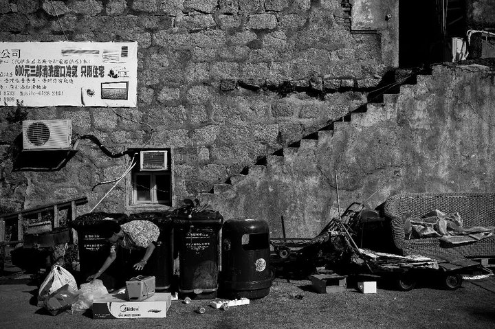 © Keith Ng - Looking for treasure, Hong Kong