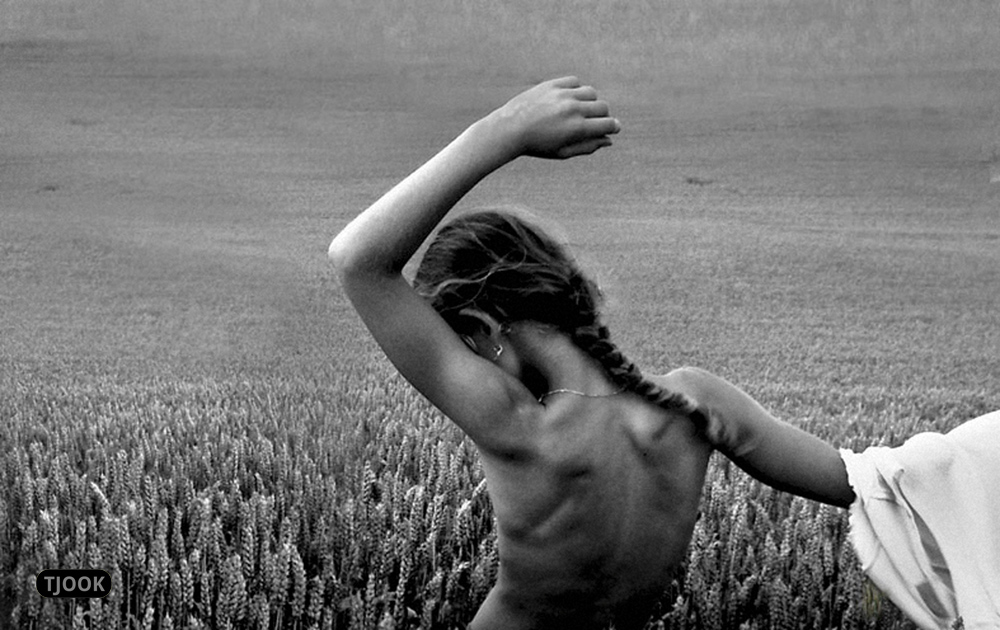 © Tjook - Girl in cornfield