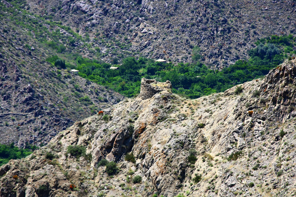 © Ruben - Ruins of castle in Meghry-Развалины крепости в Мегри