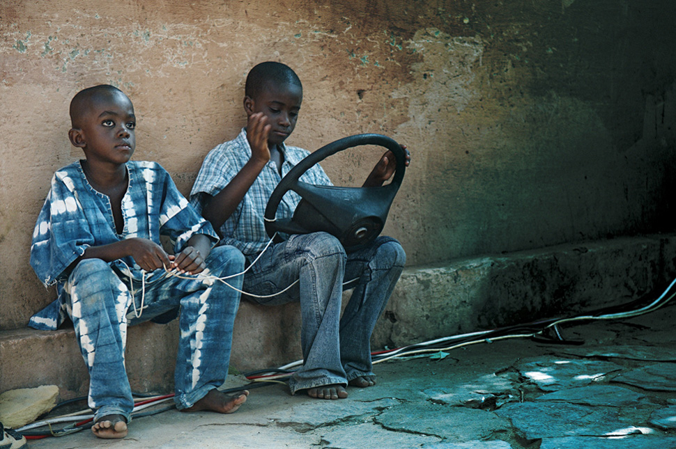 © Fabrice Boutin - Blue Africa - 2 kids playing in Bamako - Mali