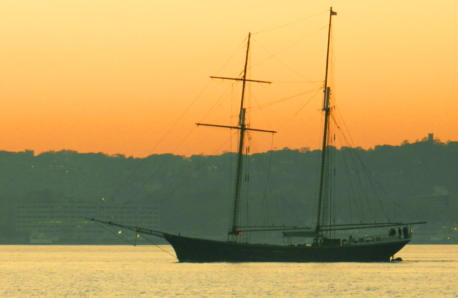 © Aleksey Myagkov - Нью-Йоркская бухта. Рыбаки. Sailboat, New York bay