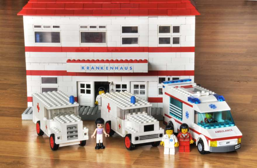 © Andreas Za - Lego - The Hospital - 338 (1970), 373 (1971), 4431 (2011)