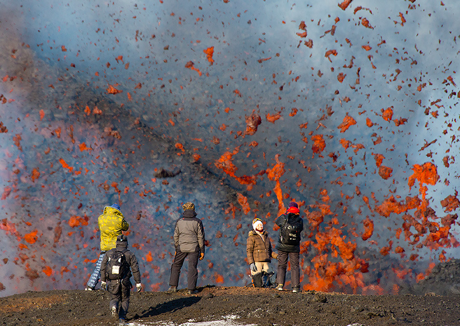 © Денис Будьков - Tourists and lava