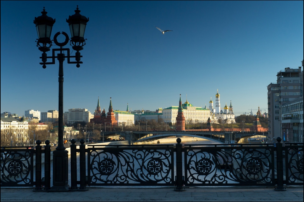 © Юрий Дегтярёв ( Yuri Degtyarev ) - Moscow. View from the Patriarchal bridge over the Kremlin.