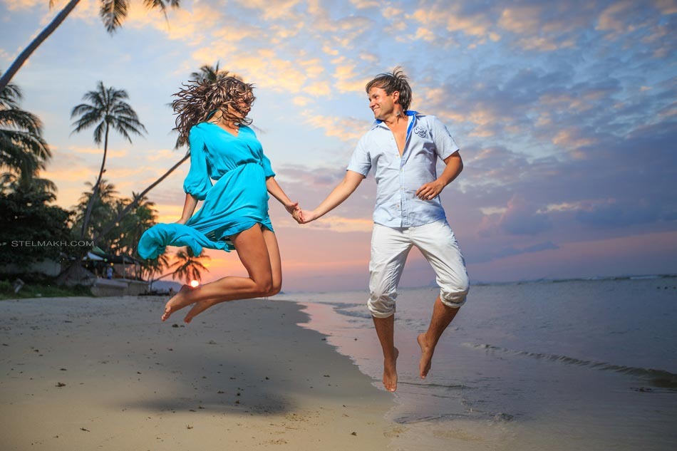 © EDUARD STELMAKH - Happy newlyweds at the beach. Samui. Thailand